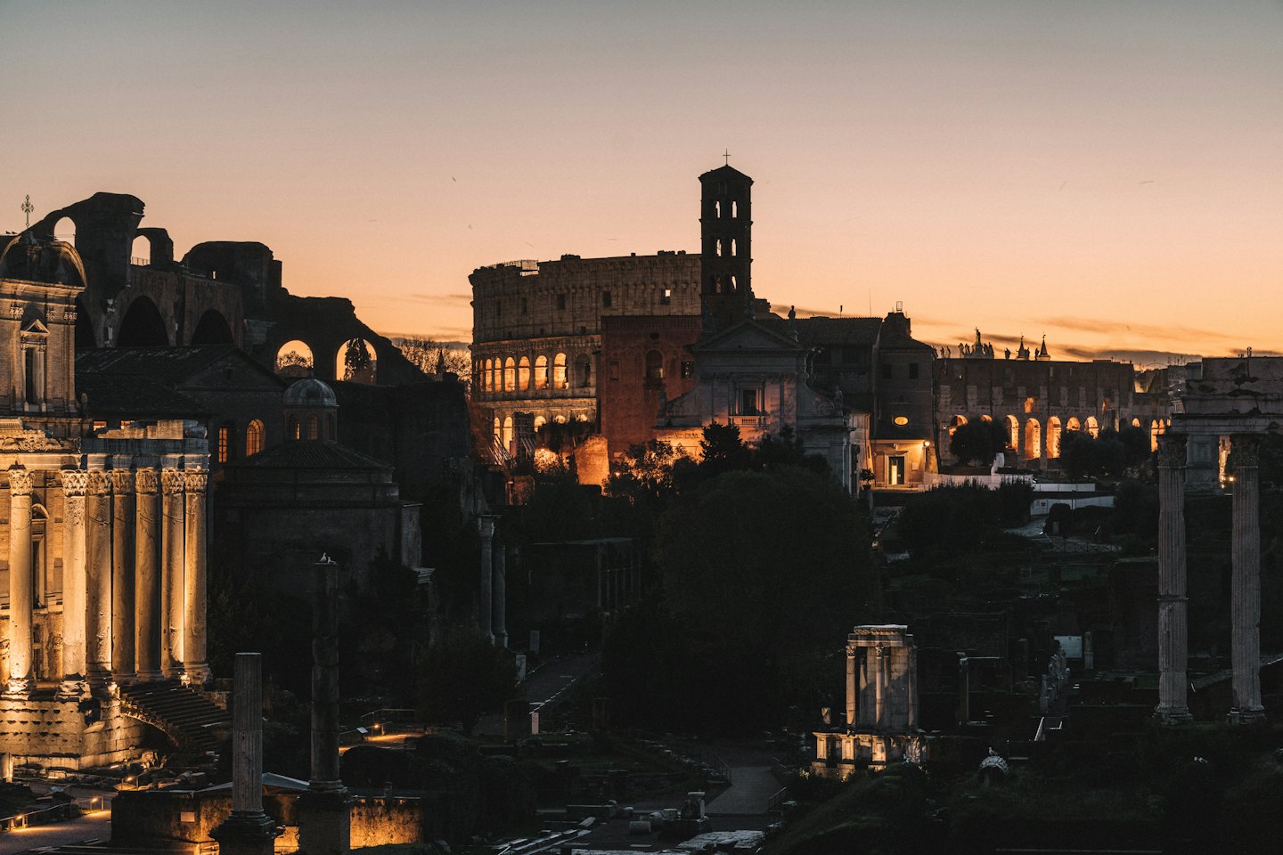 Rovine romane illuminate al tramonto.